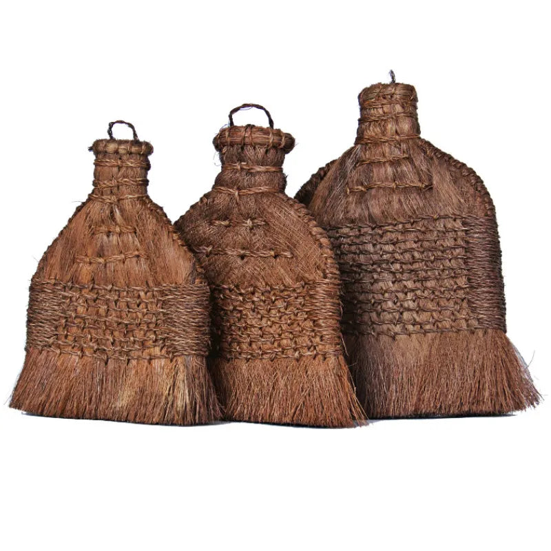 Pincel de palma natural com cabo de madeira para pintura e caligrafia.
Detalhe das cerdas de palma e do cabo ergonômico de madeira do pincel de palma para técnicas artísticas.