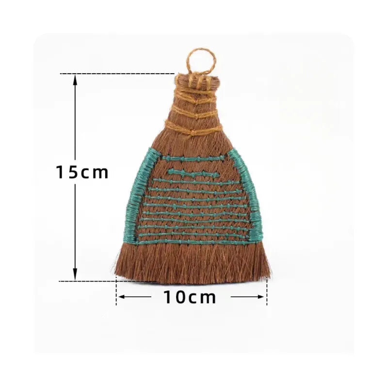 Pincel de palma natural com cabo de madeira para pintura e caligrafia.
Detalhe das cerdas de palma e do cabo ergonômico de madeira do pincel de palma para técnicas artísticas.