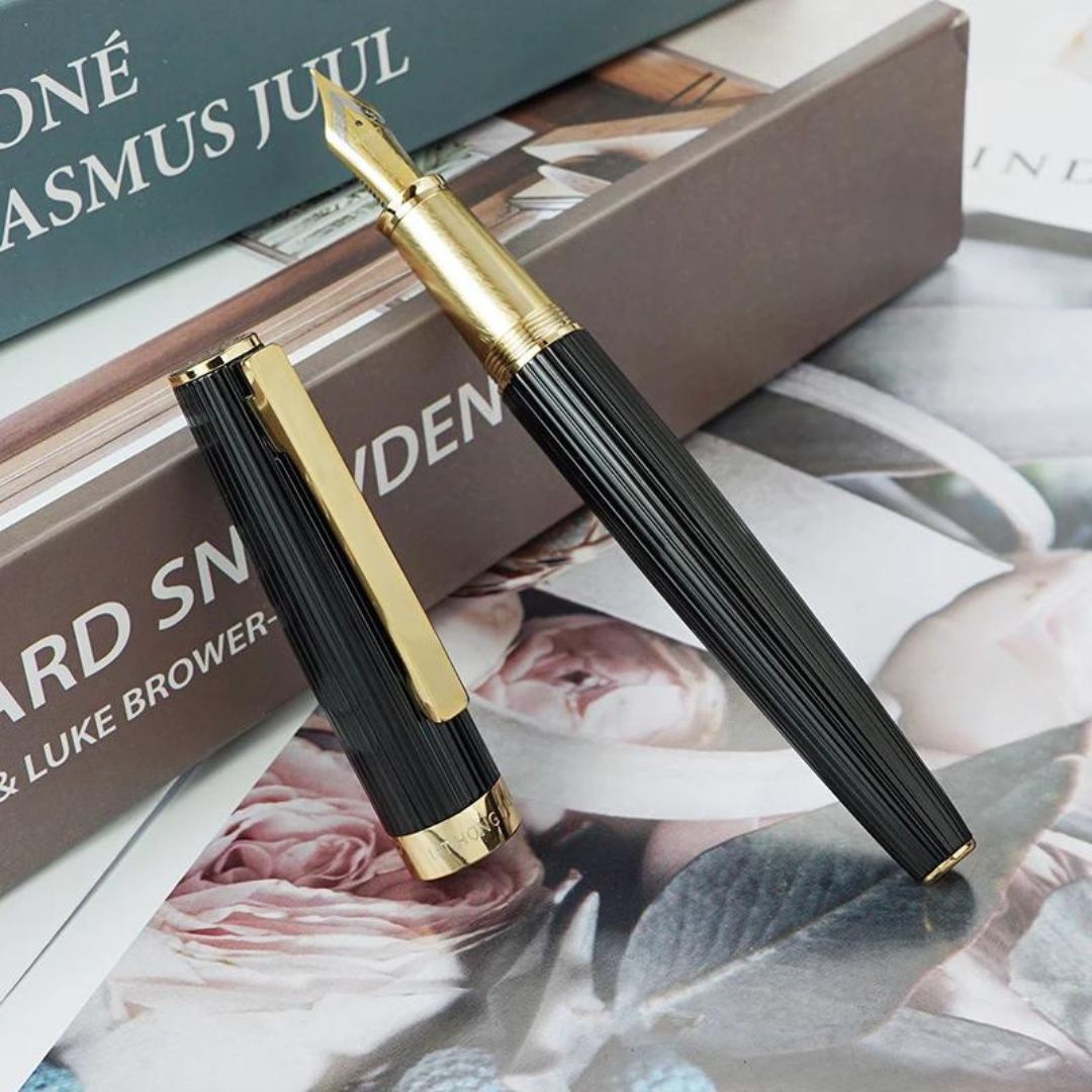 Caneta Tinteiro de Metal 1845! Esta extraordinária caneta-tinteiro é habilmente elaborada com uma ponta Iraurita de 0,5 mm, proporcionando uma experiência de escrita suave e controlada. O corpo de metal elegante e durável aumenta sua elegância, tornando-o um item obrigatório para qualquer entusiasta da escrita. Prepare-se para se apaixonar pelo modelo 1845 – abrace a alegria de escrever com estilo!