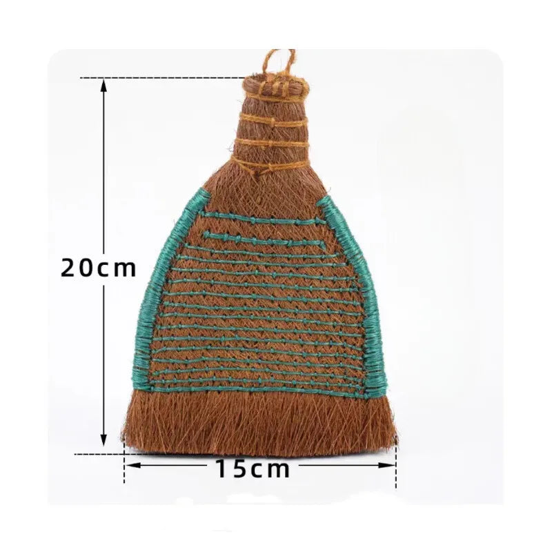 Pincel de palma natural com cabo de madeira para pintura e caligrafia.
Detalhe das cerdas de palma e do cabo ergonômico de madeira do pincel de palma para técnicas artísticas.