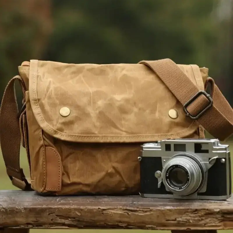 Bolsa de Lona Encerada, Estilo Vintage, Bolsa Unissex, Bolsa Resistente à Água, Bolsa com Zíper, Bolsa Versátil, Bolsa de Náilon, Bolsa para Todas as Ocasiões, Acessório Durável, Bolsa de Ombro Clássica, Design Funcional, Moda e Praticidade, Bolsa Elegante, Material Resistente, Bolsa Casual e Elegante, Bolsa de lona encerada a óleo com estilo vintage, unissex e resistente à água. Fechamento por zíper e material de náilon durável.