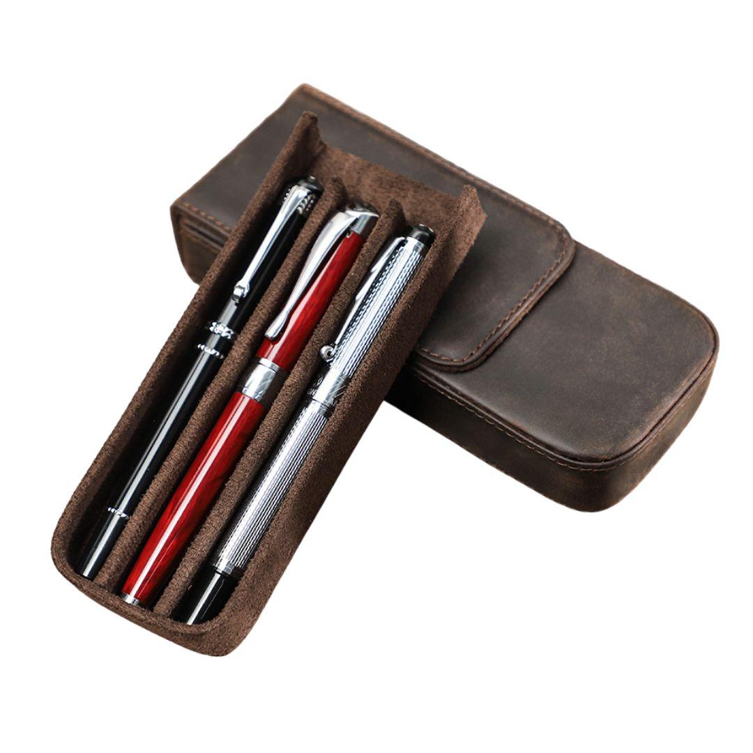 Porta canetas de couro Estojo de couro para canetas Porta-canetas compacto Estojo de luxo para canetas Proteção para canetas, Porta Canetas de Couro: Elegância e Proteção para Suas Canetas Estojo de Couro para 3 Canetas Proteja Suas Canetas com Estilo Porta Canetas Compacto e Sofisticado Organização e Segurança para Suas Canetas