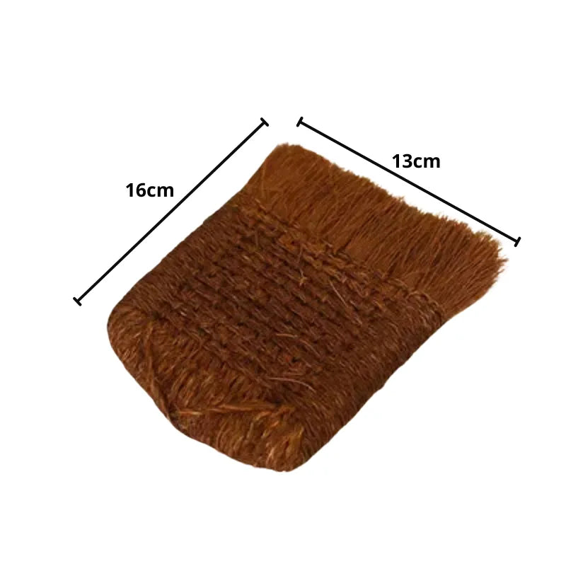 Pincel de palma natural com cabo de madeira para pintura e caligrafia.
Detalhe das cerdas de palma e do cabo ergonômico de madeira do pincel de palma para técnicas artísticas.