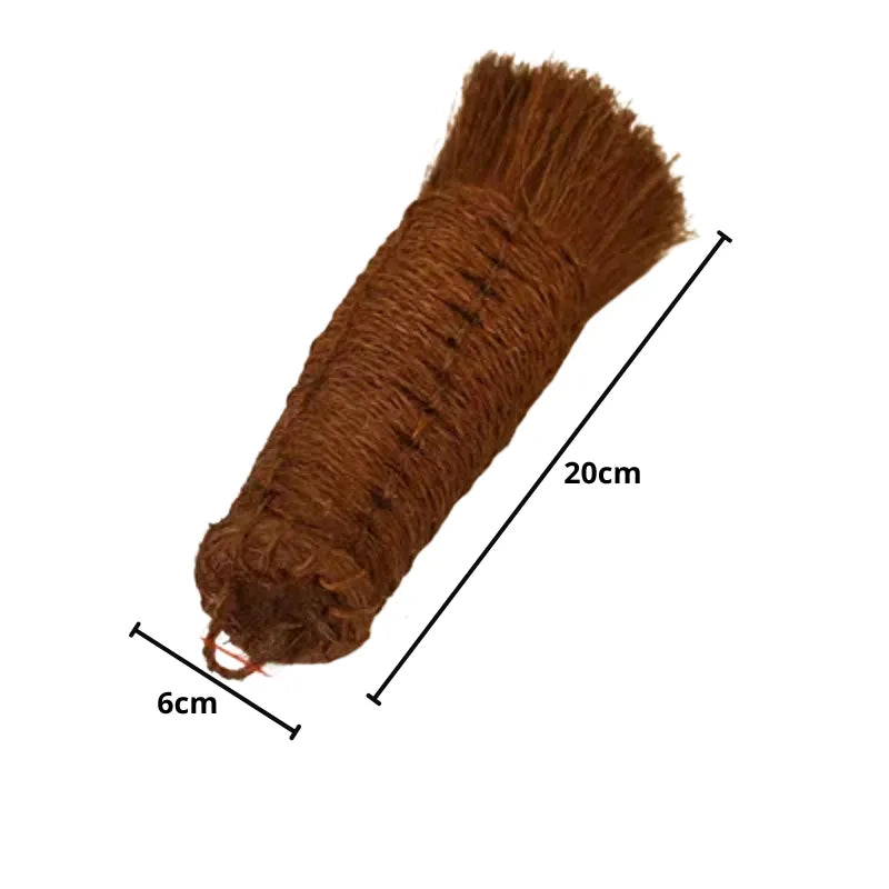 Pincel de palma natural com cabo de madeira para pintura e caligrafia.
Detalhe das cerdas de palma e do cabo ergonômico de madeira do pincel de palma para técnicas artísticas.