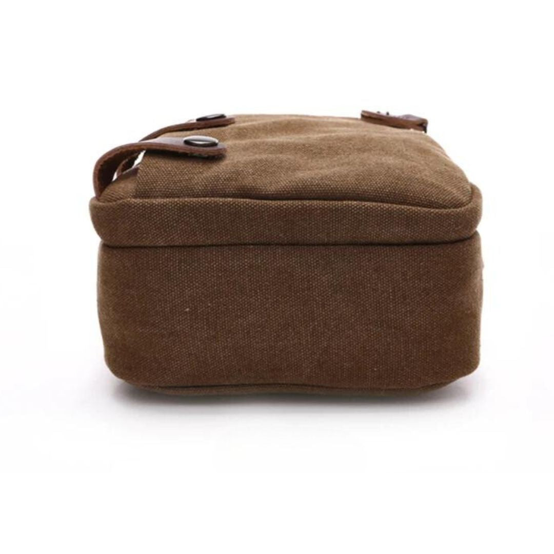Bolsa de Ombro Masculina, confeccionada em lona resistente, sendo versátil para diversas ocasiões. Seu interior possui vários bolsos, incluindo um específico para celular, além de um espaçoso compartimento com fechamento em zíper. Com um estilo vintage, essa bolsa é perfeita para aqueles que buscam praticidade e estilo.