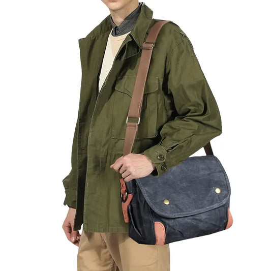 Bolsa de Lona Encerada, Estilo Vintage, Bolsa Unissex, Bolsa Resistente à Água, Bolsa com Zíper, Bolsa Versátil, Bolsa de Náilon, Bolsa para Todas as Ocasiões, Acessório Durável, Bolsa de Ombro Clássica, Design Funcional, Moda e Praticidade, Bolsa Elegante, Material Resistente, Bolsa Casual e Elegante, Bolsa de lona encerada a óleo com estilo vintage, unissex e resistente à água. Fechamento por zíper e material de náilon durável.