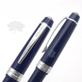 Caneta Tinteiro Lótus Azul! Esta caneta incrível possui ponta de aço inoxidável e ponta padrão, perfeita para uma escrita suave e precisa. Embalada em uma linda caixa de presente, esta caneta é uma adição luxuosa à sua coleção. Com ponta de escrita de 0,26 mm e feita de resina premium, esta caneta é a ferramenta definitiva para qualquer escritor ou colecionador.