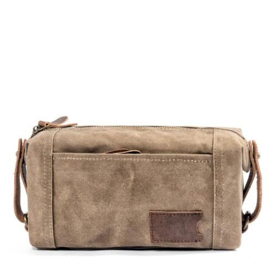 Explore o mundo com estilo e organização! Nossa Bolsa Organizadora de Lona para Viagem é feita com lona de alta qualidade e possui um fechamento de zíper durável para manter seus pertences seguros. O design vintage inspirador irá adicionar um toque único às suas aventuras.