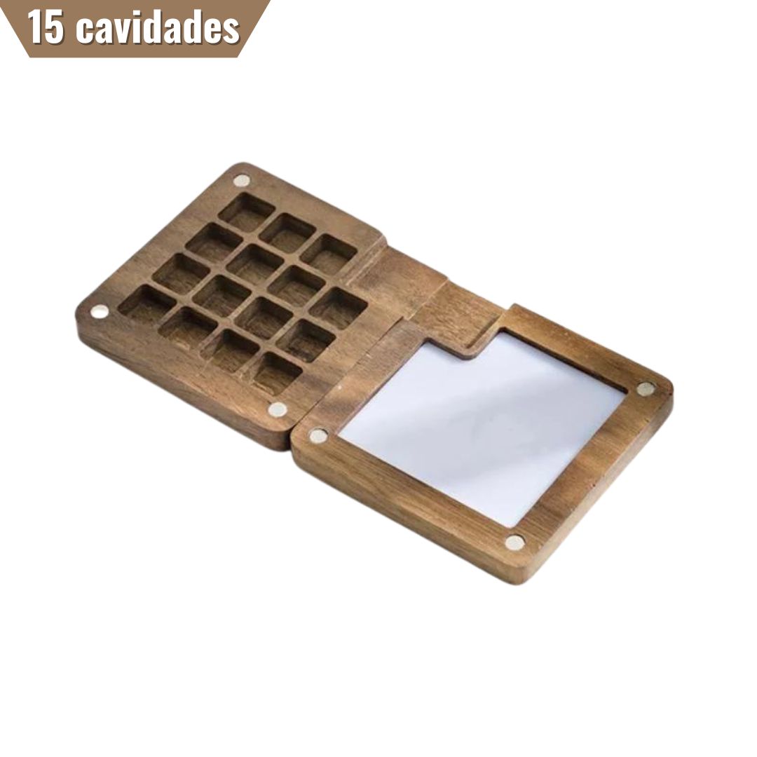 Caixa de pintura em aquarela artesanal de madeira fechada, mostrando seu design compacto e elegante. Vista interna da caixa de pintura em aquarela de madeira, destacando os compartimentos e a organização Artista utilizando a caixa de pintura em aquarela durante uma sessão ao ar livre, exemplificando sua portabilidade. As diferentes configurações de tamanho da caixa de pintura em aquarela, mostrando opções para variadas necessidades artísticas.