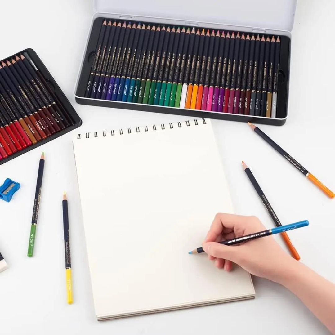 Conjunto de Lápis de Aquarela Profissional Solúvel em Água, destacando a variedade de cores. Lápis de aquarela sendo usados em papel, mostrando a transição da cor seca para os efeitos de aquarela. Detalhe da ponta do lápis de aquarela 3B, ilustrando a intensidade da cor e a suavidade do traço. Obra de arte criada com os lápis de aquarela, exibindo a riqueza e a versatilidade das cores.