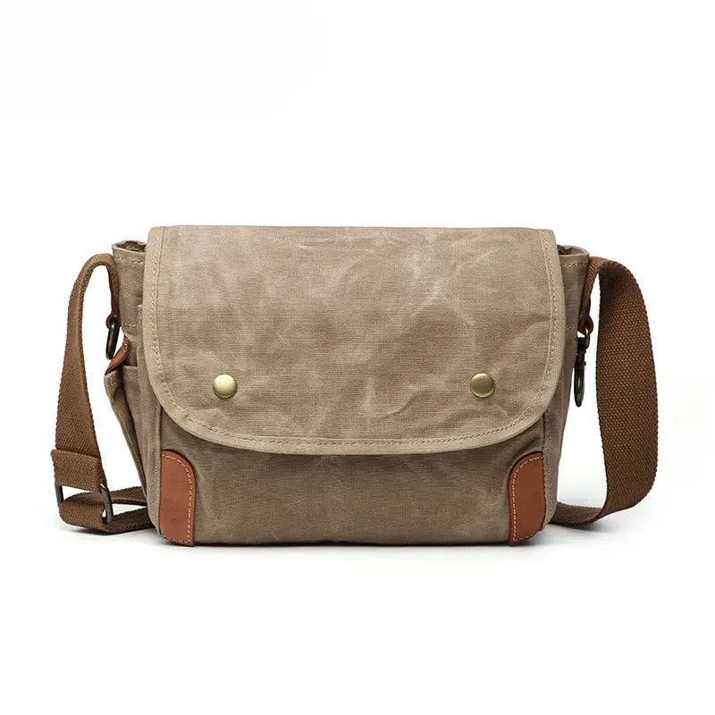 Bolsa de Lona Encerada, Estilo Vintage, Bolsa Unissex, Bolsa Resistente à Água, Bolsa com Zíper, Bolsa Versátil, Bolsa de Náilon, Bolsa para Todas as Ocasiões, Acessório Durável, Bolsa de Ombro Clássica, Design Funcional, Moda e Praticidade, Bolsa Elegante, Material Resistente, Bolsa Casual e Elegante, Bolsa de lona encerada a óleo com estilo vintage, unissex e resistente à água. Fechamento por zíper e material de náilon durável.