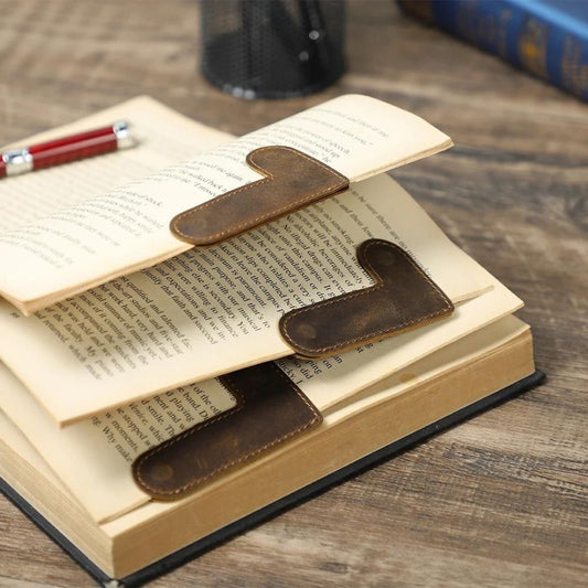 O Marcador de Páginas de Couro é um item essencial para qualquer amante de livros. Feito com couro de alta qualidade, é um marcador resistente e elegante que irá manter suas páginas intactas. Perfeito para leitores ávidos, estudantes e profissionais, este marcador magnético é uma adição essencial à sua papelaria. Surpreenda alguém especial com este presente funcional e bonito!