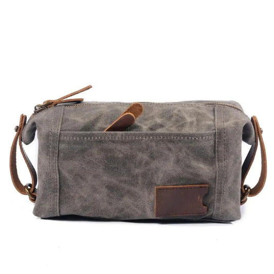 Explore o mundo com estilo e organização! Nossa Bolsa Organizadora de Lona para Viagem é feita com lona de alta qualidade e possui um fechamento de zíper durável para manter seus pertences seguros. O design vintage inspirador irá adicionar um toque único às suas aventuras.