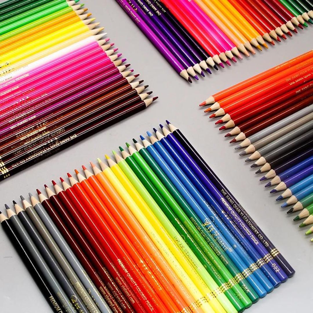 Lápis de Cor Profissional a Óleo - a melhor ferramenta para artistas e criativos! Experimente as cores vibrantes e a aplicação fácil e suave graças à sua mistura única de óleo e design confortável. Chega de interrupções no seu fluxo criativo, pois este lápis pode suportar até as pressões mais fortes!