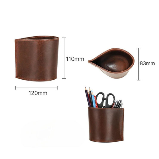 Transforme seu escritório com o exclusivo Organizador de Materiais em Couro! Ideal para canetas, este lindo porta-canetas em formato de gota de água traz um toque retrô e vintage para a sua mesa. Disponível em couro genuíno na sofisticada cor marrom.