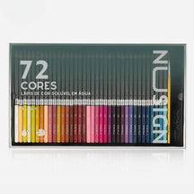 Lápis de cor a Base de Água! Este conjunto inclui conjunto de lápis de 48 ou 72 unidades brilhantes e ousados à base de água para todas as suas necessidades artísticas. Os núcleos coloridos de 3,0 mm proporcionam um traço suave e durável, perfeito para todos os tipos de papel. Seja criativo e eleve seu jogo estacionário com estes lápis de alta qualidade.