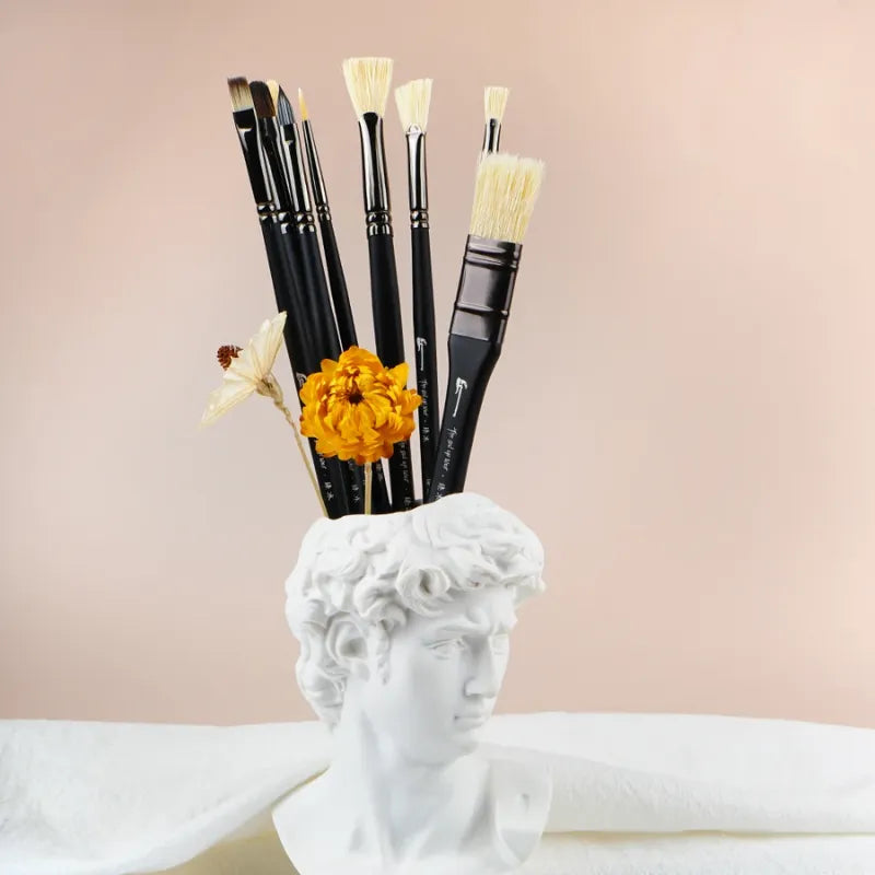 Conjunto de 10 pincéis profissionais para desenho com cabo de madeira e cerdas naturais.
Detalhe das cerdas naturais e cabo ergonômico de madeira dos pincéis para pintura a óleo.