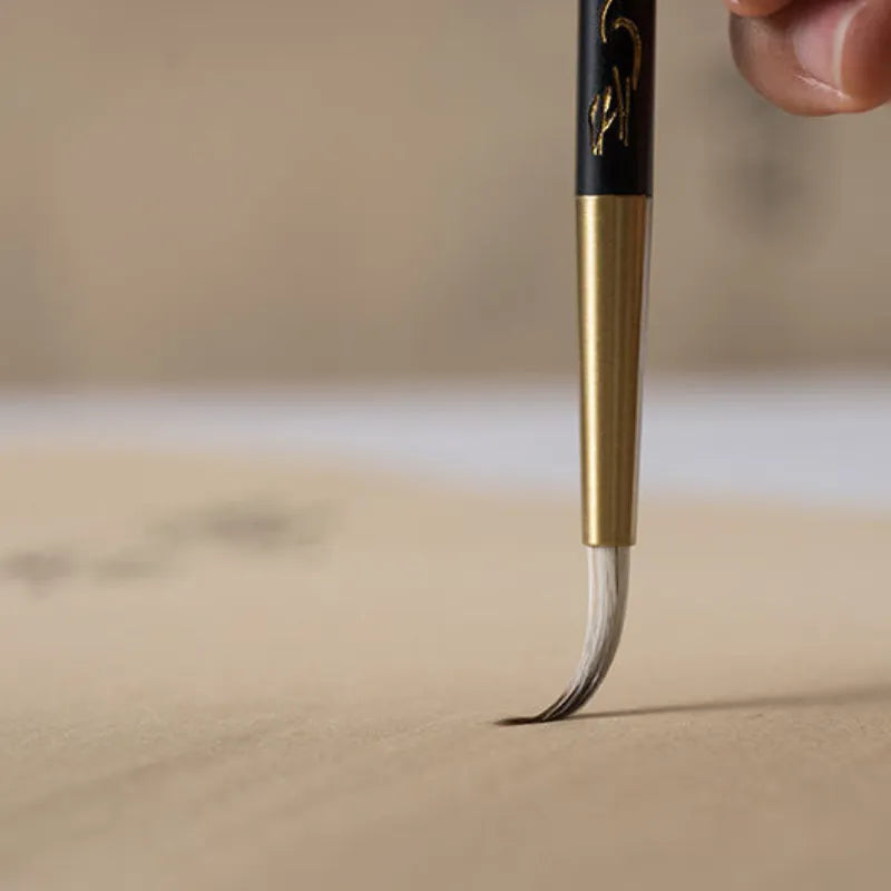 Pincel de linha fina para caligrafia com porta-pincel de ébano e latão.
Detalhe do pelo macio de lã e design ergonômico do pincel de caligrafia.
Pincéis de caligrafia em tamanhos pequeno e grande para escrita precisa.