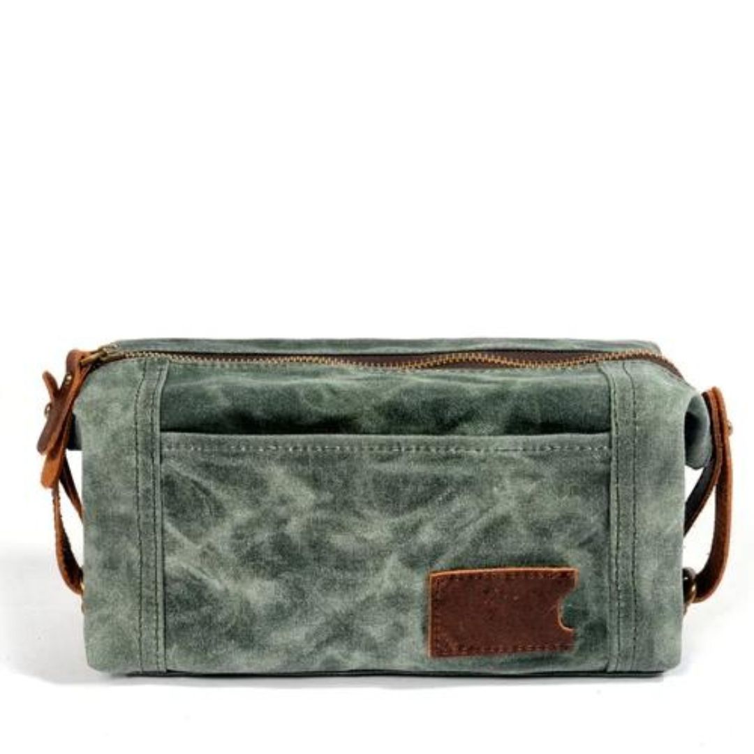 Explore o mundo com estilo e organização! Nossa Bolsa Organizadora de Lona para Viagem é feita com lona de alta qualidade e possui um fechamento de zíper durável para manter seus pertences seguros. O design vintage inspirador irá adicionar um toque único às suas aventuras.