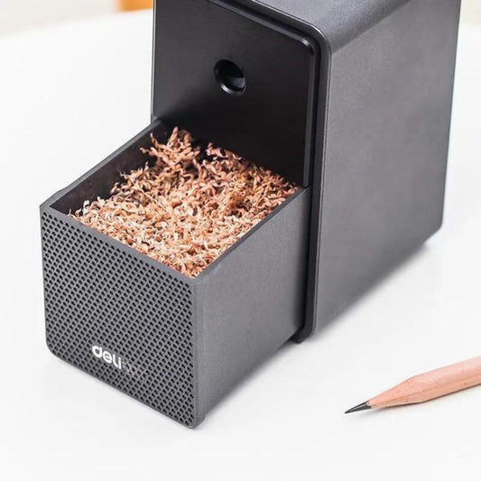 Apontador de lápis ajustável com lâmina de longa duração, mostrando seu design de mesa com manivela. Demonstração do apontador de lápis em ação, destacando a facilidade de uso e a eficiência na afiação. Detalhe da lâmina duradoura e do mecanismo ajustável do apontador, enfatizando sua qualidade e versatilidade. Apontador de lápis posicionado em uma mesa de escritório, exemplificando seu uso prático e conveniente.