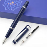 Caneta Tinteiro Lótus Azul! Esta caneta incrível possui ponta de aço inoxidável e ponta padrão, perfeita para uma escrita suave e precisa. Embalada em uma linda caixa de presente, esta caneta é uma adição luxuosa à sua coleção. Com ponta de escrita de 0,26 mm e feita de resina premium, esta caneta é a ferramenta definitiva para qualquer escritor ou colecionador.