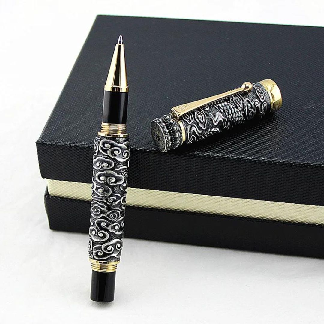 Caneta Rollerball Escultura em Relevo: Elegância e Precisão Caneta Gel de Alta Qualidade com Design Refinado Detalhes Precisos e Escrita Suave com Caneta Rollerball Sofisticação em Cada Traço: Caneta Rollerball de Metal Durabilidade e Estilo em Uma Só Caneta, Caneta rollerball de escultura em relevo Caneta gel de 0,7 mm Caneta de metal durável Caneta de escrita suave Caneta de alta qualidade para escritório