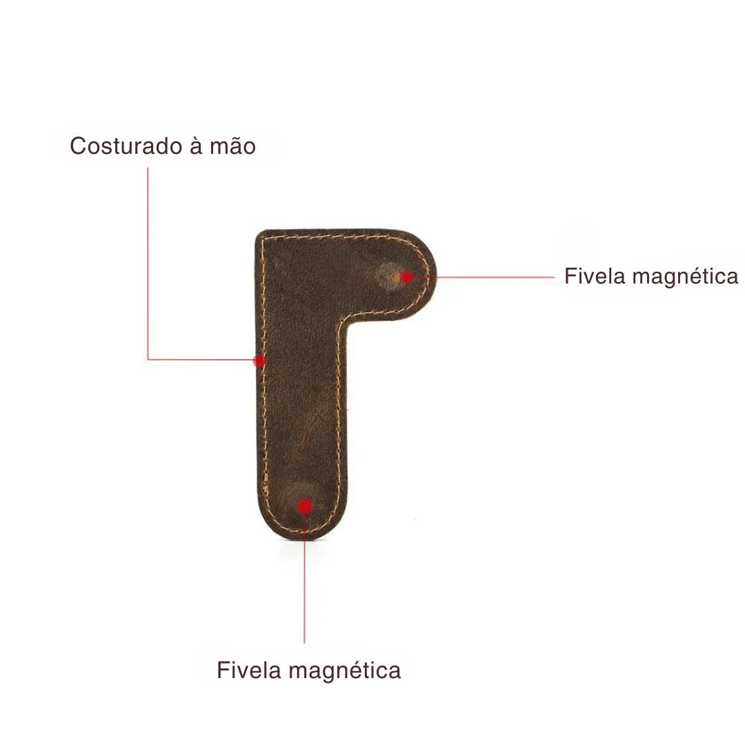 O Marcador de Páginas de Couro é um item essencial para qualquer amante de livros. Feito com couro de alta qualidade, é um marcador resistente e elegante que irá manter suas páginas intactas. Perfeito para leitores ávidos, estudantes e profissionais, este marcador magnético é uma adição essencial à sua papelaria. Surpreenda alguém especial com este presente funcional e bonito!