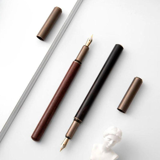 Caneta Tinteiro Retrô: Estilo Clássico e Nostálgico Caneta de Madeira com Ponta de Iraurita Caneta Tinteiro de 0,5 mm com Charme Vintage Escreva com Elegância e Precisão Caneta Tinteiro Exclusiva e Sofisticada, Caneta tinteiro retrô Caneta de madeira vintage Caneta de ponta fina 0,5 mm Caneta tinteiro com estilo clássico Caneta de escrita nostálgica