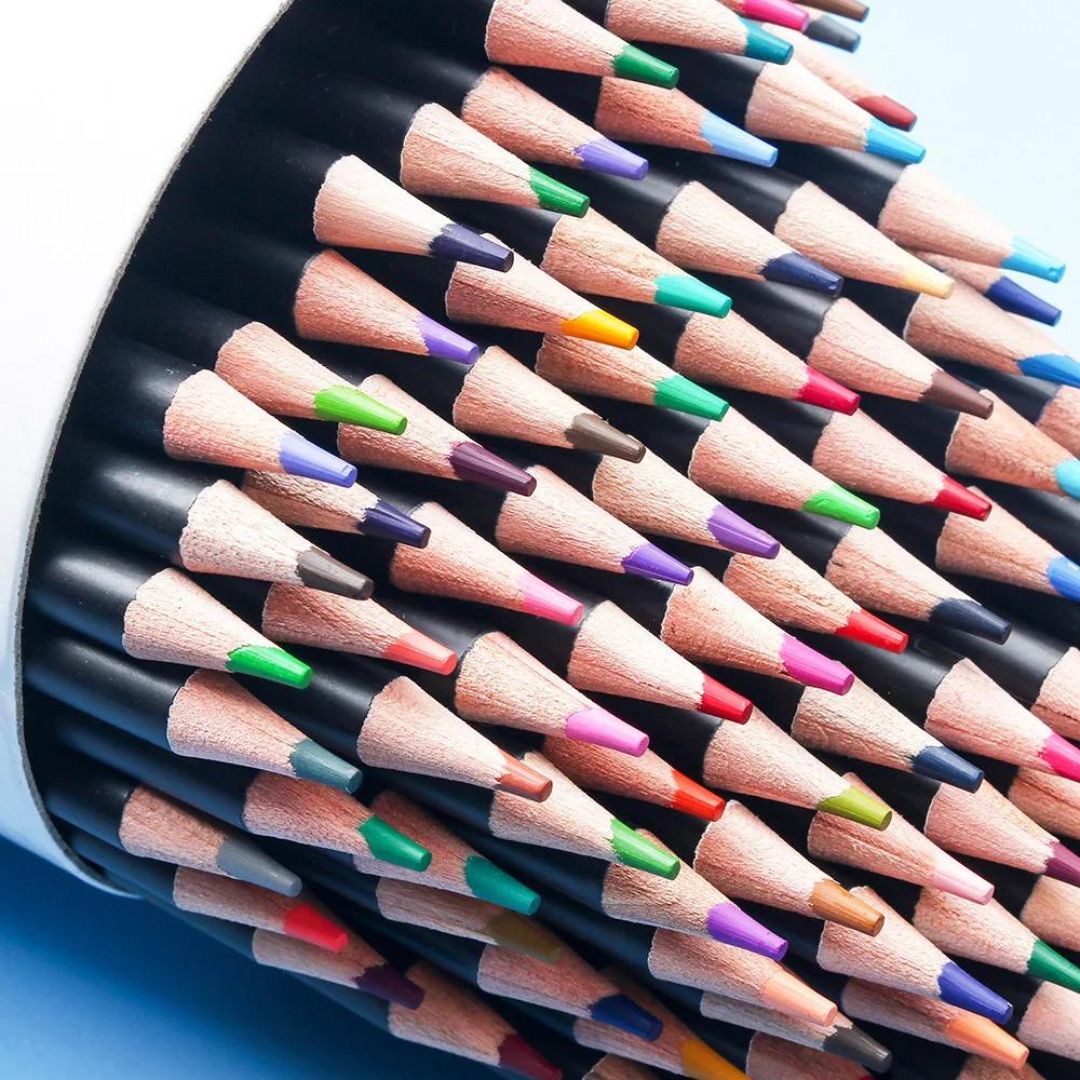 Conjunto de 123 Lápis de Cor Oleosa para arte profissional, apresentando uma variedade de cores. Close-up dos lápis coloridos oleosos, enfatizando a qualidade do chumbo e a diversidade de cores. Artista utilizando os lápis de cor oleosa em uma obra de arte, demonstrando a vivacidade e a variedade das cores. Exibição das 123 cores do conjunto de lápis, ilustrando a ampla paleta disponível para os artistas.
