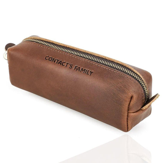 Estojo de Couro Retrô: Durabilidade com Elegância" "Proteção Sofisticada: Estojo de Couro para Canetas" "Elevando o Estilo: Estojo de Couro Vintage" "Seus Instrumentos, Sua Elegância: Estojo de Couro" "Durabilidade com Charme: Estojo de Couro Genuíno Estojo de Couro Durabilidade e Estilo Proteção para Canetas Acessório de Escrita Couro Genuíno Estilo Retrô Estojo para Lápis Resistência ao Tempo Elegância Cotidiana Proteção para Instrumentos
