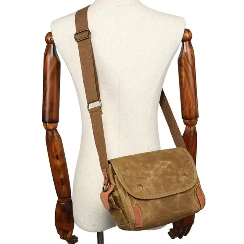 Bolsa de Lona Encerada, Estilo Vintage, Bolsa Unissex, Bolsa Resistente à Água, Bolsa com Zíper, Bolsa Versátil, Bolsa de Náilon, Bolsa para Todas as Ocasiões, Acessório Durável, Bolsa de Ombro Clássica, Design Funcional, Moda e Praticidade, Bolsa Elegante, Material Resistente, Bolsa Casual e Elegante, Bolsa de lona encerada a óleo com estilo vintage, unissex e resistente à água. Fechamento por zíper e material de náilon durável.