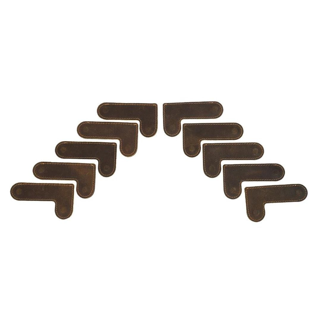 O Marcador de Páginas de Couro é um item essencial para qualquer amante de livros. Feito com couro de alta qualidade, é um marcador resistente e elegante que irá manter suas páginas intactas. Perfeito para leitores ávidos, estudantes e profissionais, este marcador magnético é uma adição essencial à sua papelaria. Surpreenda alguém especial com este presente funcional e bonito!