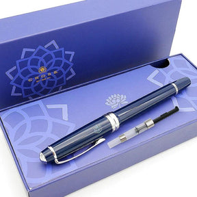 Caneta Tinteiro Lótus Azul! Esta caneta incrível possui ponta de aço inoxidável e ponta padrão, perfeita para uma escrita suave e precisa. Embalada em uma linda caixa de presente, esta caneta é uma adição luxuosa à sua coleção. Com ponta de escrita de 0,26 mm e feita de resina premium, esta caneta é a ferramenta definitiva para qualquer escritor ou colecionador.
