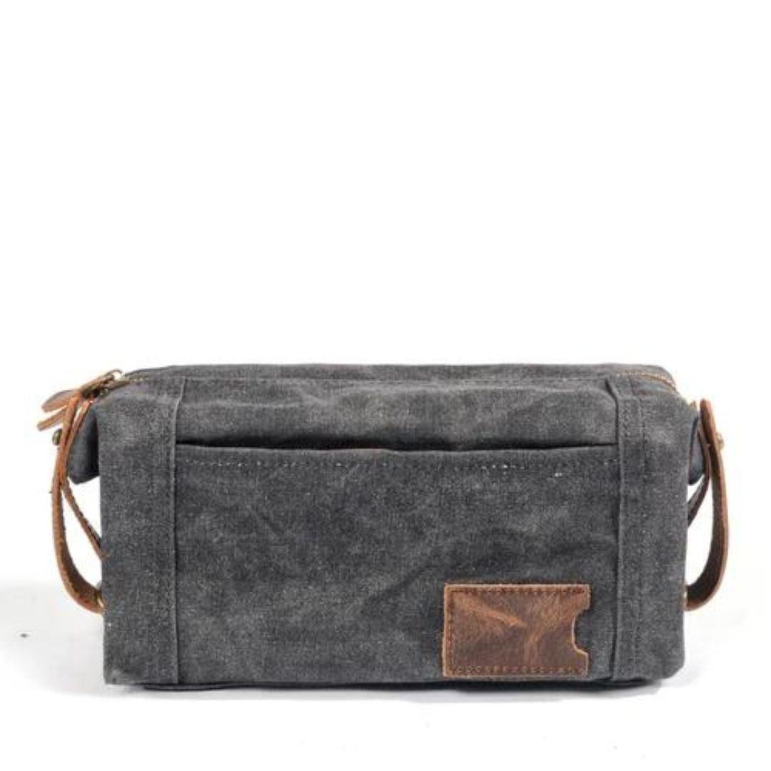 Explore o mundo com estilo e organização! Nossa Bolsa Organizadora de Lona para Viagem é feita com lona de alta qualidade e possui um fechamento de zíper durável para manter seus pertences seguros. O design vintage inspirador irá adicionar um toque único às suas aventuras.