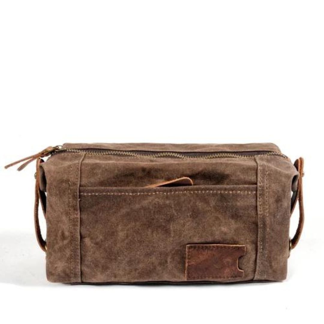 Explore o mundo com estilo e organização! Nossa Bolsa Organizadora de Lona para Viagem é feita com lona de alta qualidade e possui um fechamento de zíper durável para manter seus pertences seguros. O design vintage inspirador irá adicionar um toque único às suas aventuras.