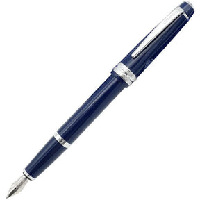 Caneta Tinteiro Lótus Azul! Esta caneta incrível possui ponta de aço inoxidável e ponta padrão, perfeita para uma escrita suave e precisa. Embalada em uma linda caixa de presente, esta caneta é uma adição luxuosa à sua coleção. Com ponta de escrita de 0,26 mm e feita de resina premium, esta caneta é a ferramenta definitiva para qualquer escritor ou colecionador.