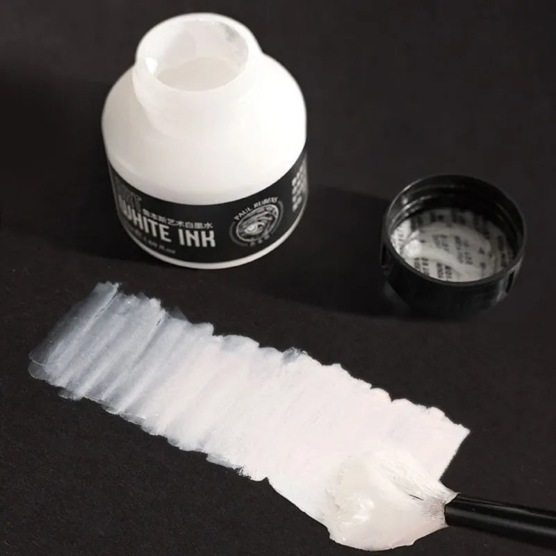 Tinta Branca de Alto Brilho de 50ml em embalagem de caixa. Tinta altamente opaca, ideal para realces, correções e detalhes precisos em ilustrações e arte. Para uso com pincéis ou canetas de imersão. A tinta oferece cobertura perfeita e alto brilho para acabamentos profissionais. Tinta branca opaca
Tinta de alto brilho para ilustração
Correção com tinta branca
Tinta de artista para caneta de imersão
Tinta para realce em arte
Tinta branca para fundo escuro
Pigmento à base de água
Tinta branca para artistas