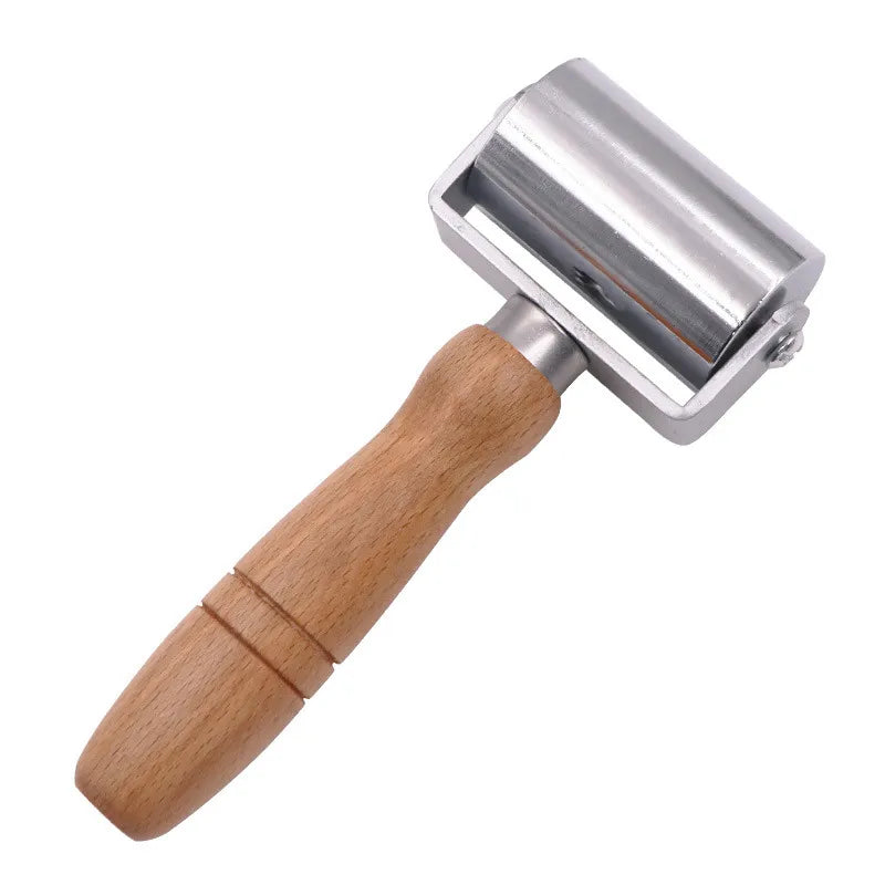 Rolo de pressão para couro
Ferramenta de acabamento em couro
Rolo de borda para costura de couro
Ferramenta de polimento de couro
Rolo de prensa de couro artesanal Rolo de Borda de Pressão para Artesanato em Couro, fabricado em aço com cabo de madeira maciça. Perfeito para polir superfícies, melhorar a adesão e garantir costuras retas em projetos de couro. Disponível em 25 mm, 60 mm e 100 mm de comprimento de tambor. Ferramenta de alta qualidade para acabamentos profissionais.