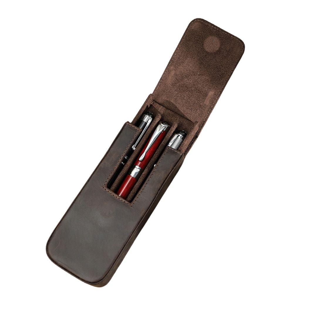 Porta canetas de couro Estojo de couro para canetas Porta-canetas compacto Estojo de luxo para canetas Proteção para canetas, Porta Canetas de Couro: Elegância e Proteção para Suas Canetas Estojo de Couro para 3 Canetas Proteja Suas Canetas com Estilo Porta Canetas Compacto e Sofisticado Organização e Segurança para Suas Canetas