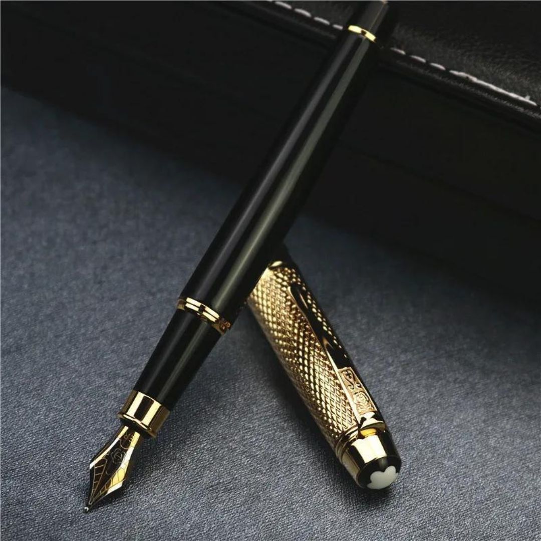 Caneta Tinteiro Hero, você terá o melhor instrumento para escrever com maestria. Com uma ponta de ouro, essa caneta-tinteiro é durável e sofisticada. Embalada em uma elegante caixa de presente, essa caneta é feita de metal resistente e de alta qualidade.