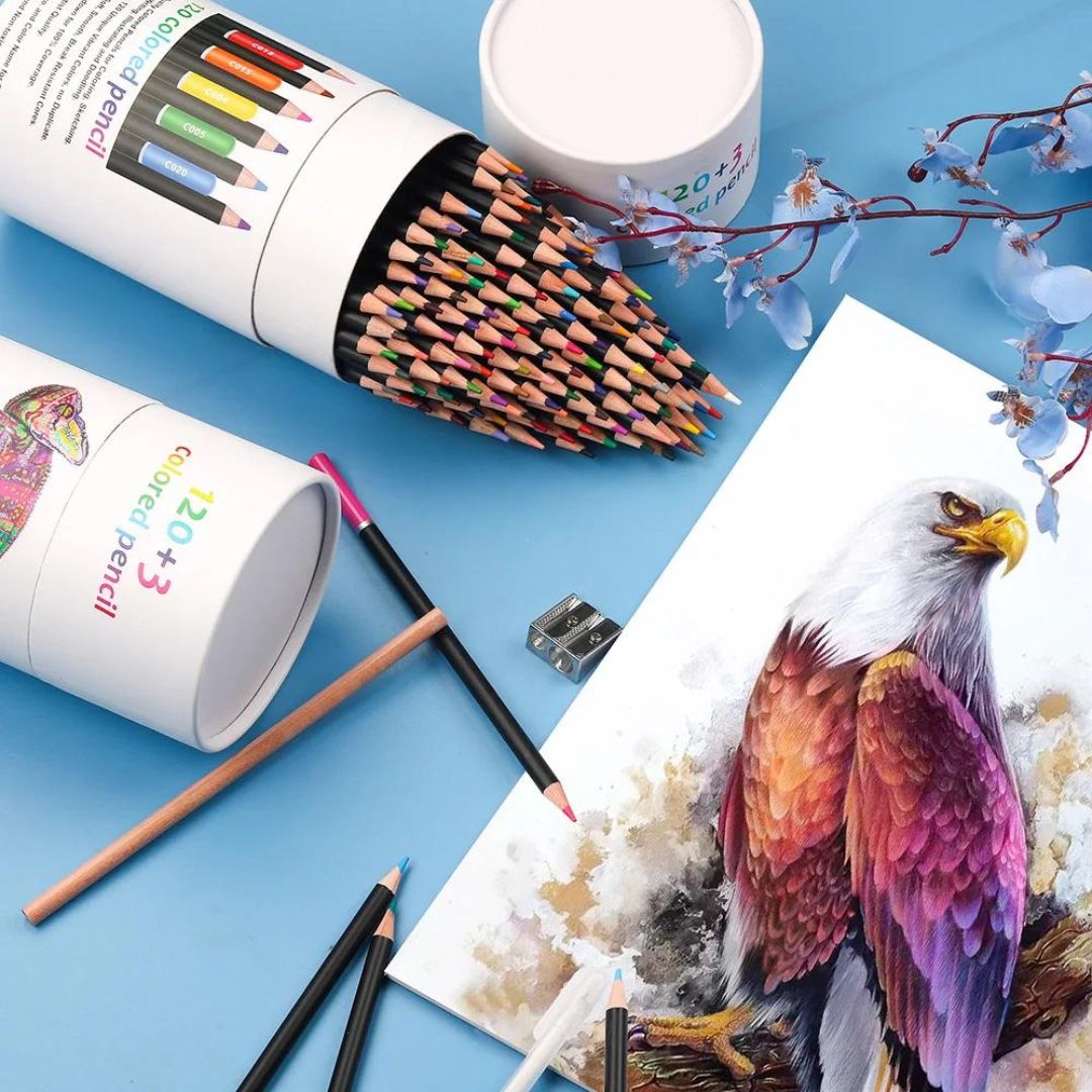 Conjunto de 123 Lápis de Cor Oleosa para arte profissional, apresentando uma variedade de cores. Close-up dos lápis coloridos oleosos, enfatizando a qualidade do chumbo e a diversidade de cores. Artista utilizando os lápis de cor oleosa em uma obra de arte, demonstrando a vivacidade e a variedade das cores. Exibição das 123 cores do conjunto de lápis, ilustrando a ampla paleta disponível para os artistas.