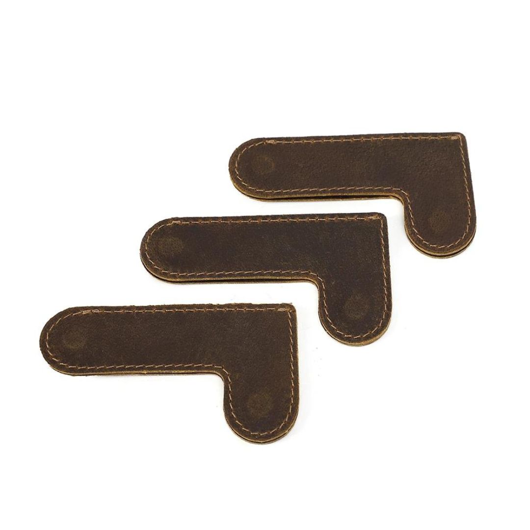 O Marcador de Páginas de Couro é um item essencial para qualquer amante de livros. Feito com couro de alta qualidade, é um marcador resistente e elegante que irá manter suas páginas intactas. Perfeito para leitores ávidos, estudantes e profissionais, este marcador magnético é uma adição essencial à sua papelaria. Surpreenda alguém especial com este presente funcional e bonito!
