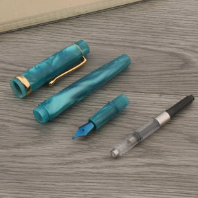 Caneta Fonte Pavão Azul, perfeita para deixar seus escritos ainda mais elegantes e sofisticados! A ponta em iraurita, estilo Naginata, é perfeita para uma escrita suave e precisa. Com um peso de 19g e produzida em acrílico, esta caneta é a escolha ideal para quem busca qualidade e estilo em um único produto!