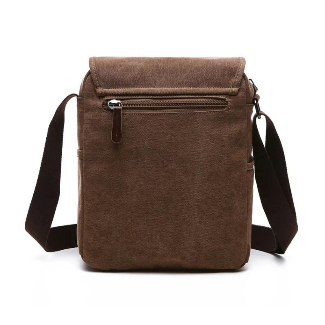 Bolsa Casual Masculina possui especificações que incluem bolso interno com zíper feito com forro de poliéster e material principal Oxford. Disponível nos tamanhos pequeno, médio e grande, a bolsa pode guardar sua carteira, iPad, celular, chaves e muito mais. Use-a confortavelmente como ombro ou bolsa e carregue seus itens essenciais com facilidade.