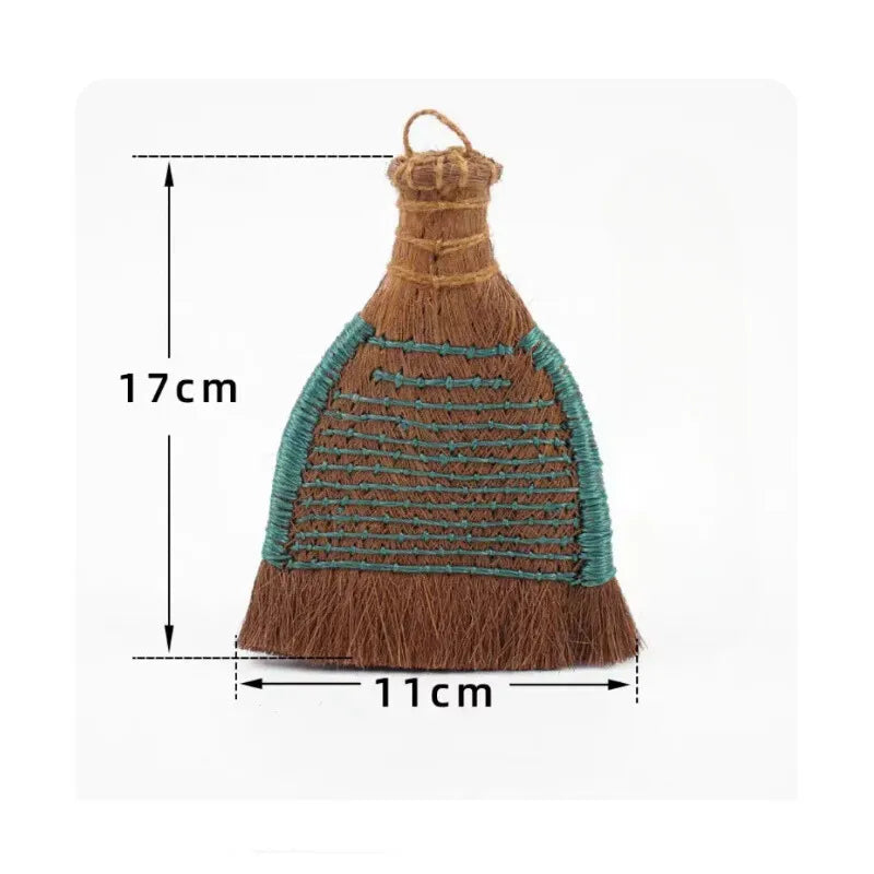 Pincel de palma natural com cabo de madeira para pintura e caligrafia.
Detalhe das cerdas de palma e do cabo ergonômico de madeira do pincel de palma para técnicas artísticas.