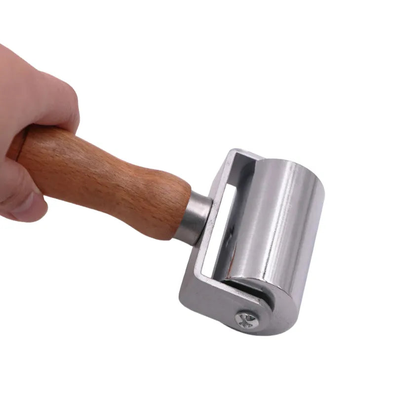 Rolo de pressão para couro
Ferramenta de acabamento em couro
Rolo de borda para costura de couro
Ferramenta de polimento de couro
Rolo de prensa de couro artesanal Rolo de Borda de Pressão para Artesanato em Couro, fabricado em aço com cabo de madeira maciça. Perfeito para polir superfícies, melhorar a adesão e garantir costuras retas em projetos de couro. Disponível em 25 mm, 60 mm e 100 mm de comprimento de tambor. Ferramenta de alta qualidade para acabamentos profissionais.