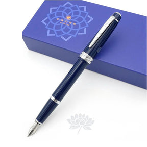 Caneta Tinteiro Lótus Azul! Esta caneta incrível possui ponta de aço inoxidável e ponta padrão, perfeita para uma escrita suave e precisa. Embalada em uma linda caixa de presente, esta caneta é uma adição luxuosa à sua coleção. Com ponta de escrita de 0,26 mm e feita de resina premium, esta caneta é a ferramenta definitiva para qualquer escritor ou colecionador.