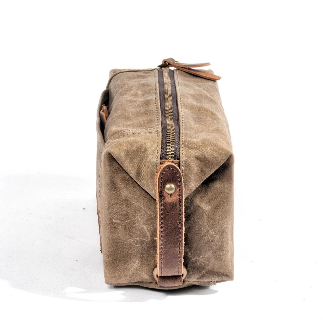 Explore o mundo com estilo e organização! Nossa Bolsa Organizadora de Lona para Viagem é feita com lona de alta qualidade e possui um fechamento de zíper durável para manter seus pertences seguros. O design vintage inspirador irá adicionar um toque único às suas aventuras.