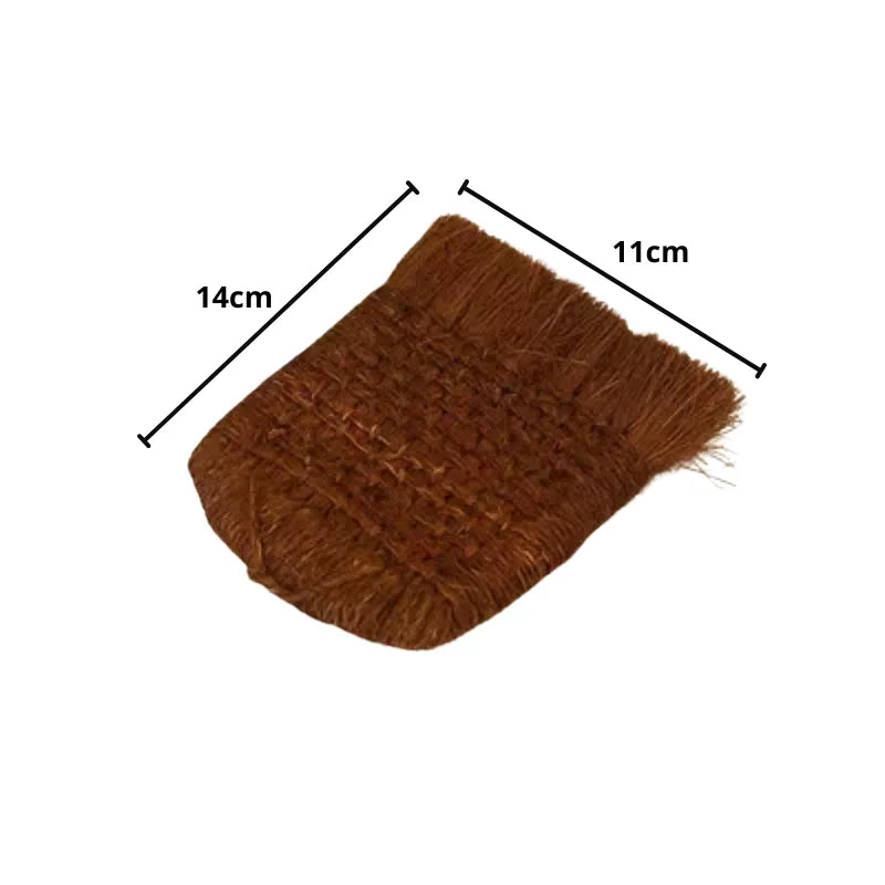 Pincel de palma natural com cabo de madeira para pintura e caligrafia.
Detalhe das cerdas de palma e do cabo ergonômico de madeira do pincel de palma para técnicas artísticas.
