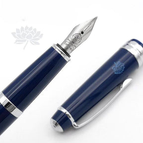 Caneta Tinteiro Lótus Azul! Esta caneta incrível possui ponta de aço inoxidável e ponta padrão, perfeita para uma escrita suave e precisa. Embalada em uma linda caixa de presente, esta caneta é uma adição luxuosa à sua coleção. Com ponta de escrita de 0,26 mm e feita de resina premium, esta caneta é a ferramenta definitiva para qualquer escritor ou colecionador.